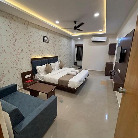 Hotel Mountain Bharuch エクステリア 写真