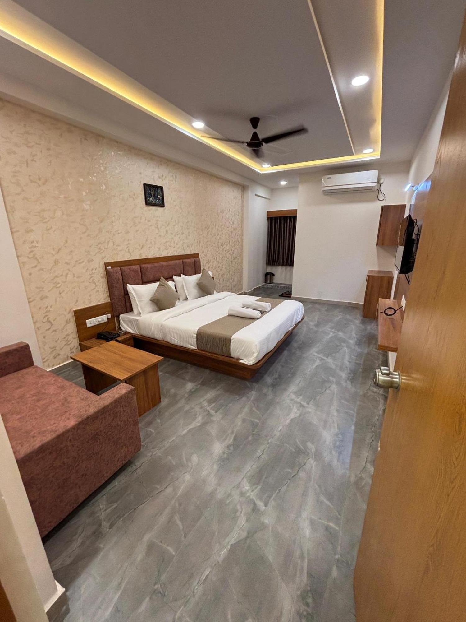 Hotel Mountain Bharuch エクステリア 写真