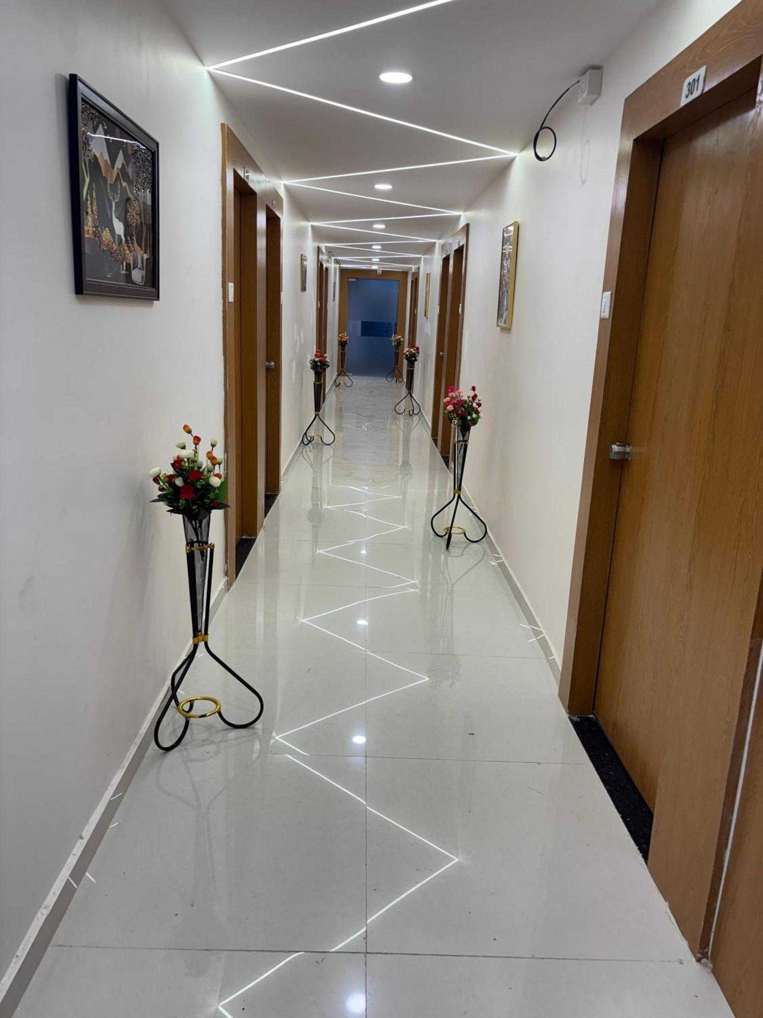 Hotel Mountain Bharuch エクステリア 写真