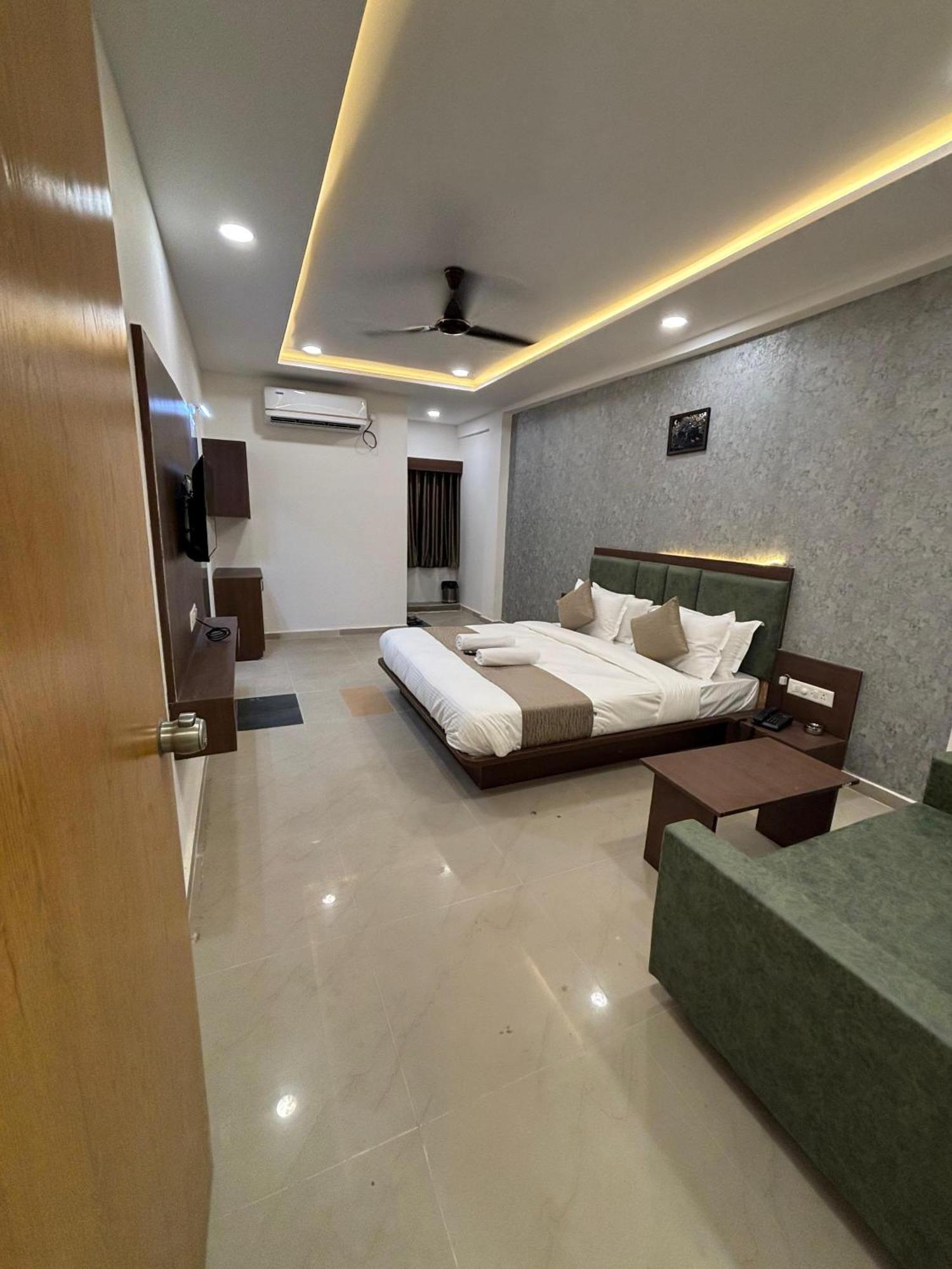 Hotel Mountain Bharuch エクステリア 写真