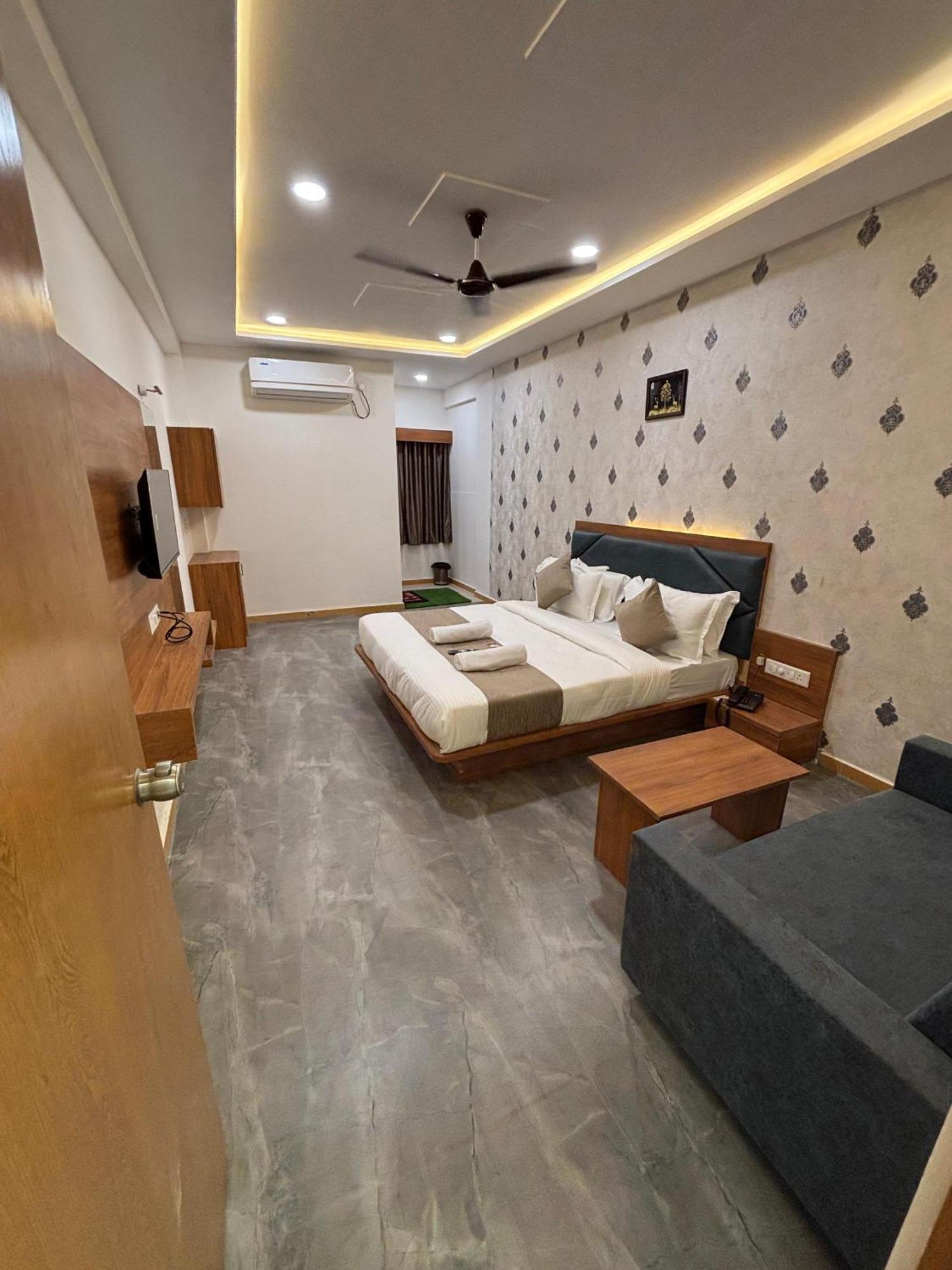 Hotel Mountain Bharuch エクステリア 写真