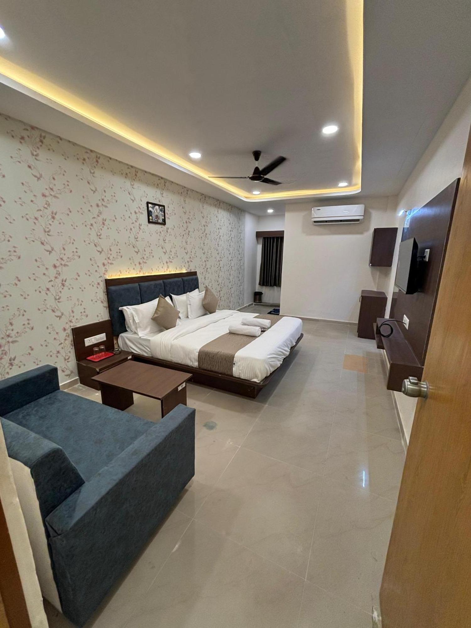 Hotel Mountain Bharuch エクステリア 写真